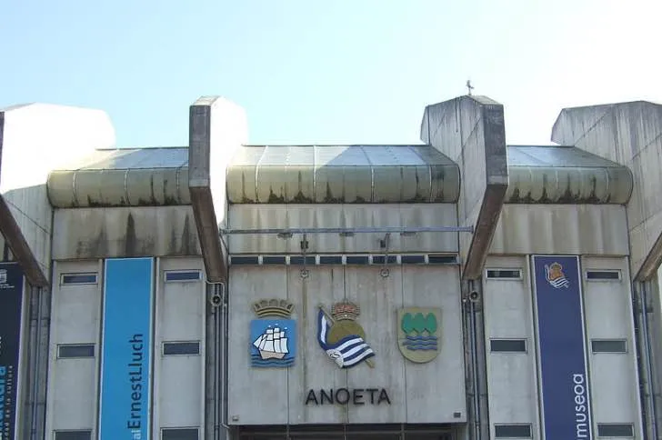Bên ngoài sân Reale Arena với bầu trời xanh và một phần kiến trúc đặc trưng