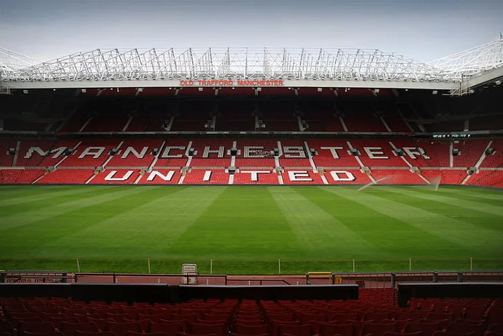 Bên trong sân Old Trafford với các khu vực chỗ ngồi và kiến trúc hiện đại