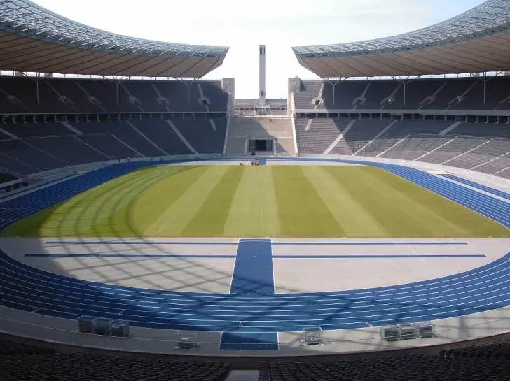 Bên trong sân Olympiastadion Berlin với hàng ghế khán giả