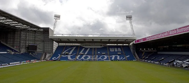 Bên trong sân The Hawthorns, thể hiện không gian sân và khán đài.