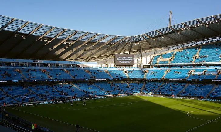 Bên trong sân vận động Etihad với hàng ghế xanh đặc trưng của Man City