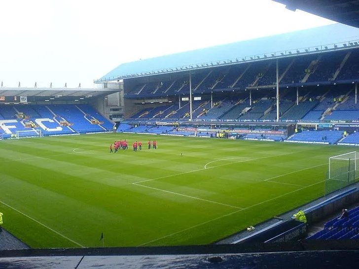 Bên trong sân vận động Goodison Park, cho thấy kiến trúc khán đài và sân cỏ