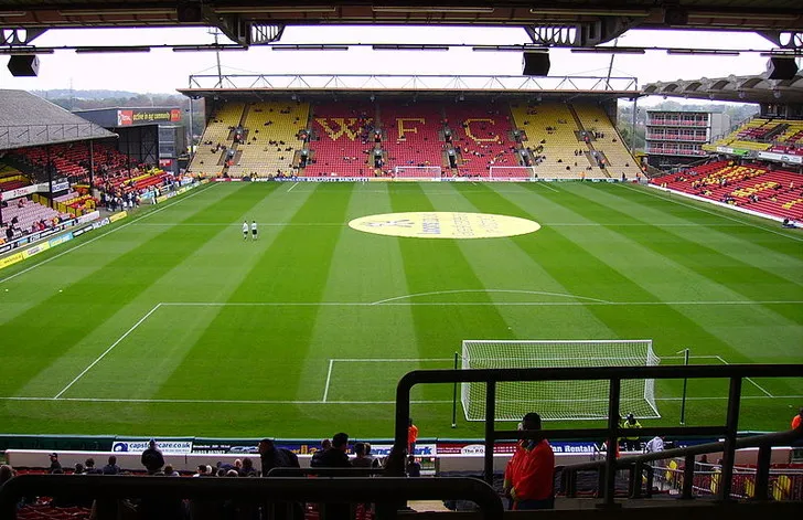 Bên trong sân Vicarage Road vào năm 2010, cho thấy cấu trúc khán đài