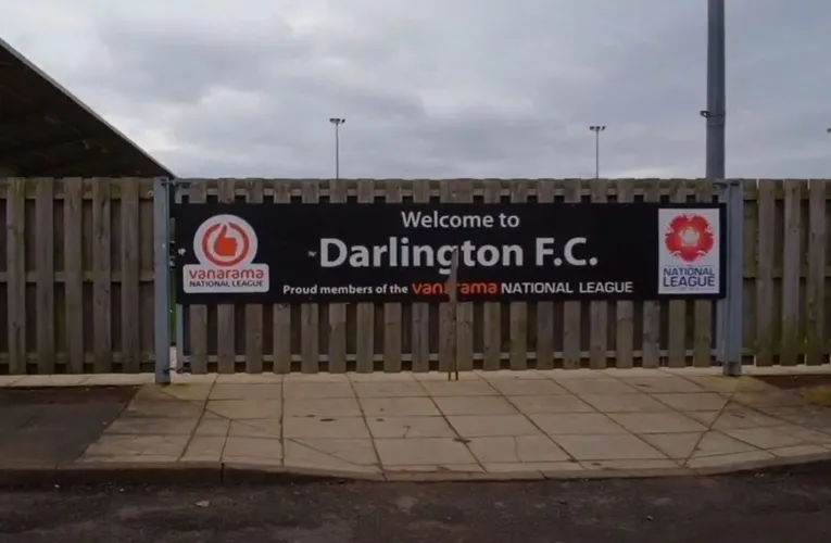 Biển chào mừng tại lối vào sân vận động Blackwell Meadows, biểu tượng của Darlington FC và lịch sử câu lạc bộ