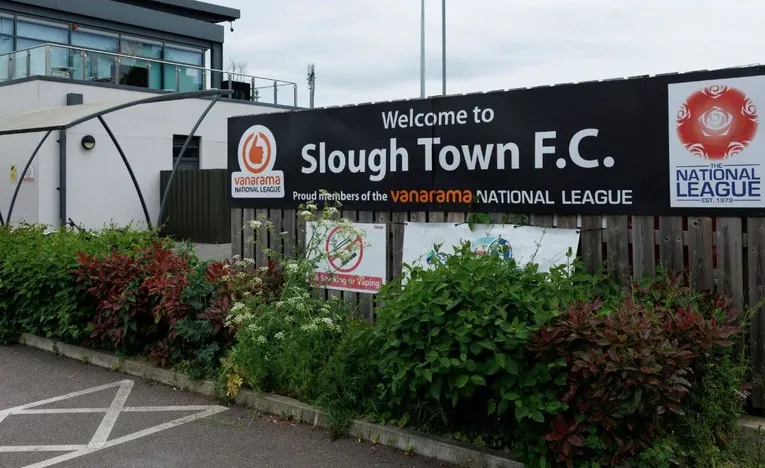 Biển chỉ dẫn lối vào sân vận động Arbour Park, nơi diễn ra các trận đấu của Slough Town FC