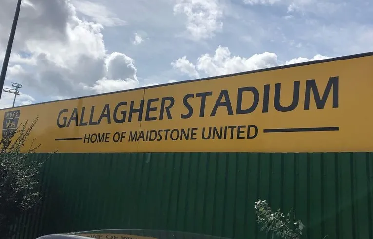 Biển hiệu lối vào Sân vận động Gallagher, sân nhà của Maidstone
