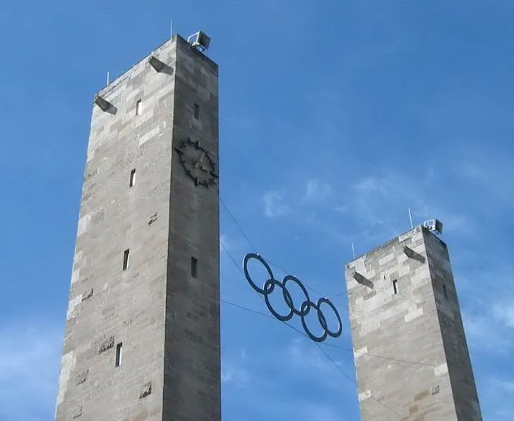 Biểu tượng vòng tròn Olympic tại sân Olympiastadion Berlin, minh chứng lịch sử