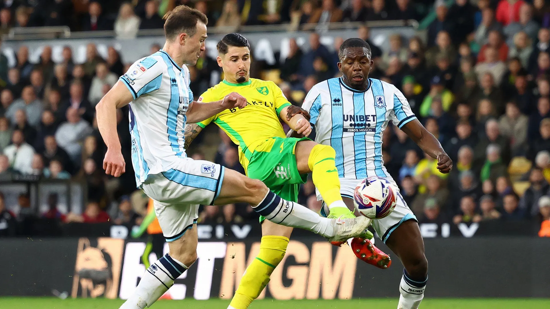 Borja Sainz (Norwich) bị kèm chặt trong trận đấu tại giải bóng đá Championship