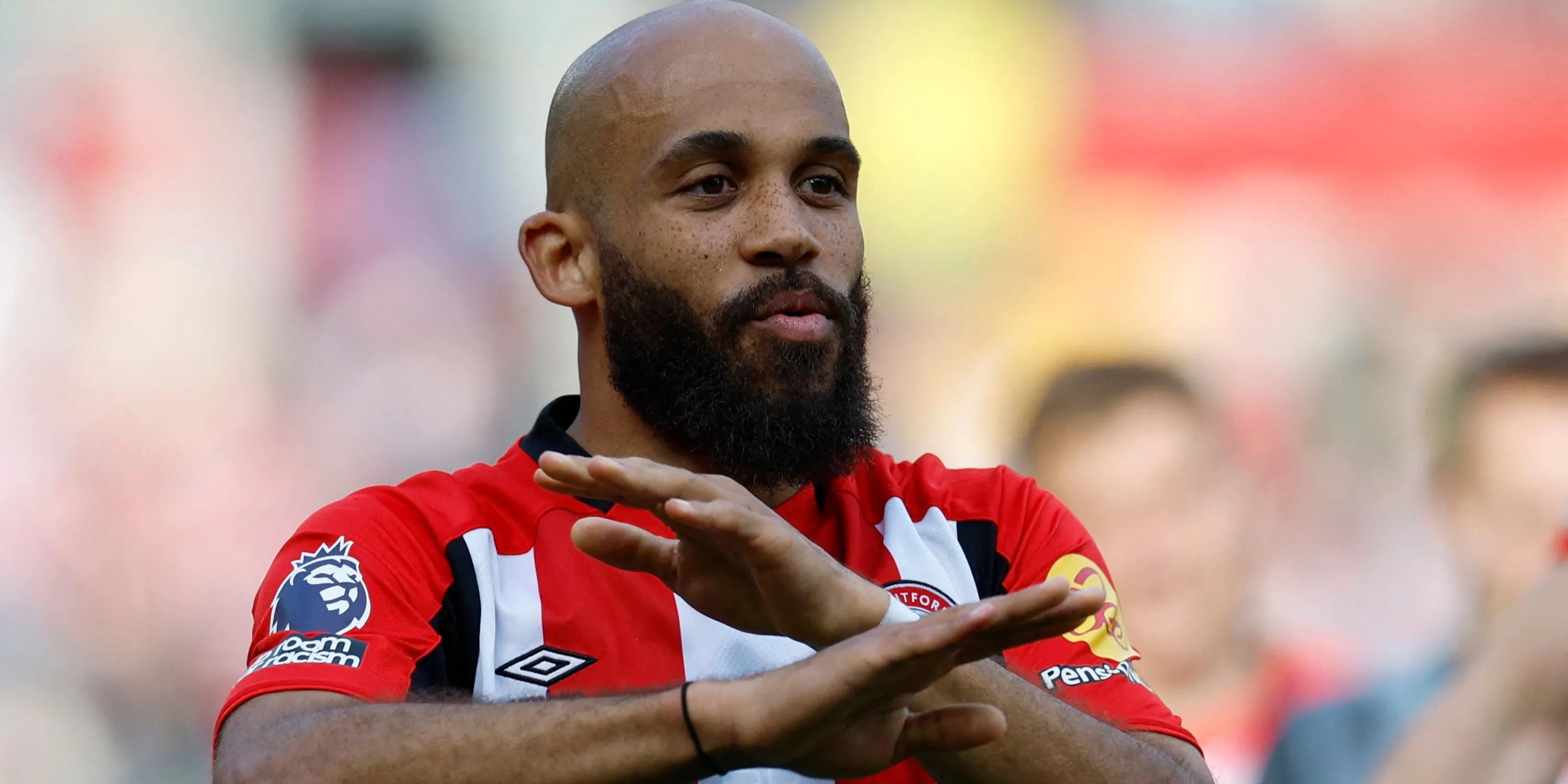 Bryan Mbeumo ăn mừng sau trận đấu cho Brentford, bản hợp đồng mới của Man United