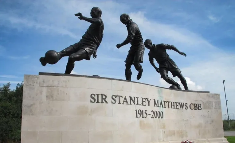Bức tượng Sir Stanley Matthews, huyền thoại bất tử của Stoke City FC