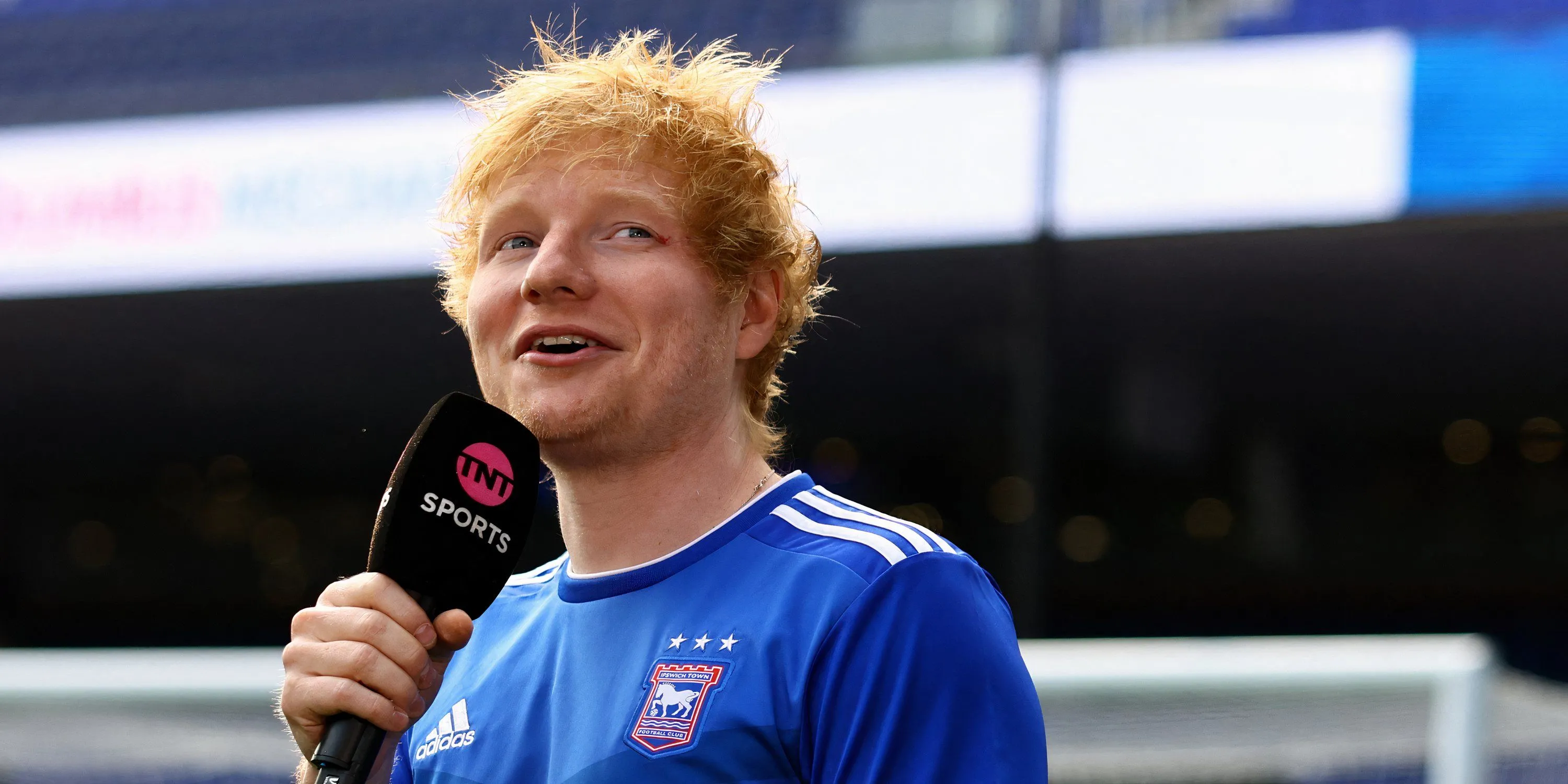 Ca sĩ Ed Sheeran, chủ sở hữu một phần của câu lạc bộ Ipswich Town.