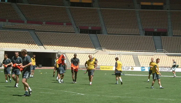 Các cầu thủ đang tập luyện trên sân cỏ tại Estadio de La Cartuja, chuẩn bị cho trận đấu