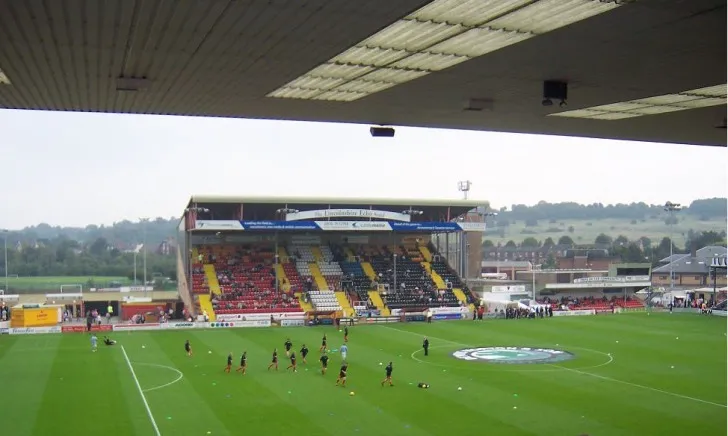 Các cầu thủ Lincoln City tập luyện trên sân Sincil Bank