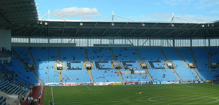 Các hàng ghế khán đài tại sân vận động Coventry Building Society Arena