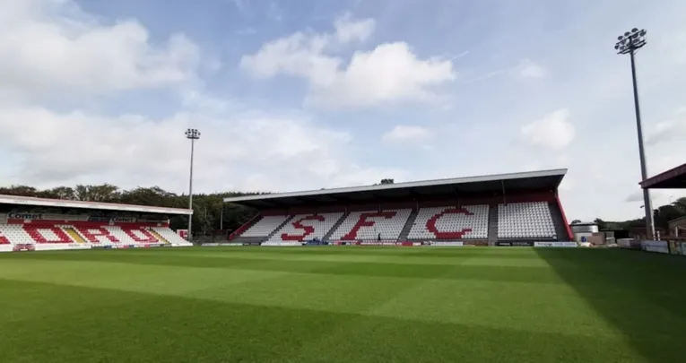 Các khán đài chính của sân Broadhall Way, sân nhà của Stevenage F.C.