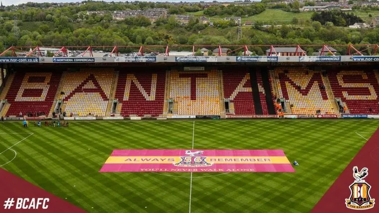 Cận cảnh khán đài Bantams Stand tại Valley Parade, một phần trong kiến trúc độc đáo của sân nhà Bradford City.