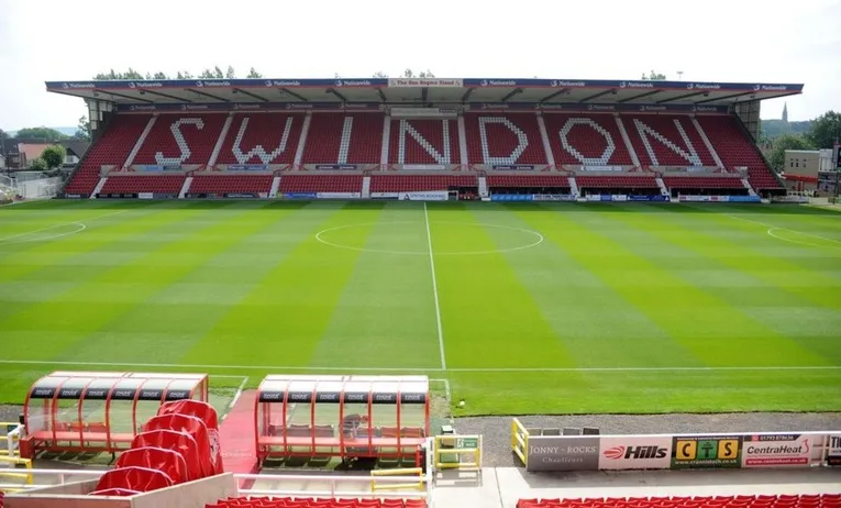 Cận cảnh khán đài chính Arkell’s Stand tại sân County Ground Swindon, nơi có đường hầm và phòng thay đồ của cầu thủ.