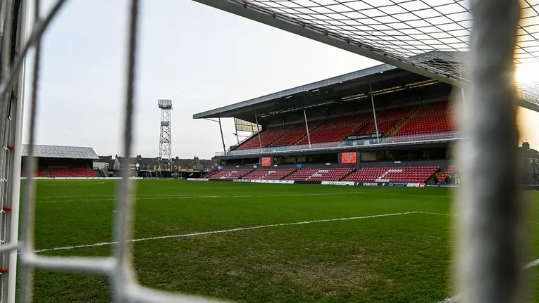 Cận cảnh khán đài chính Main Stand tại sân Blundell Park, với hàng ghế và lối đi của các cổ động viên Grimsby Town