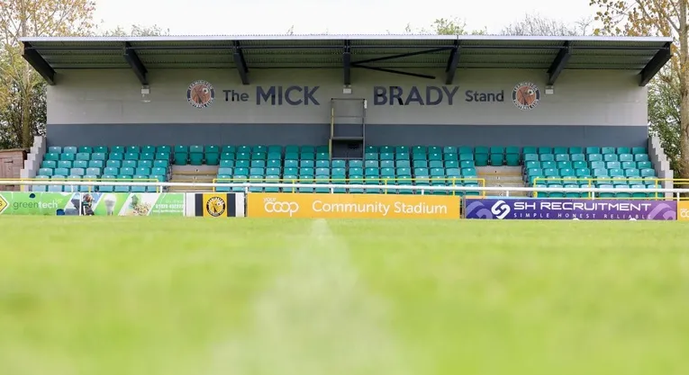 Cận cảnh khán đài Mick Brady tại sân vận động New Windmill Ground