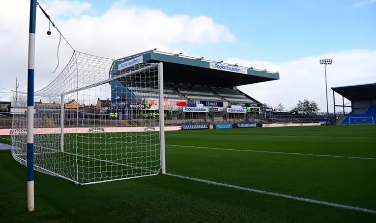 Cận cảnh khu vực sân cỏ Memorial Stadium, nơi diễn ra các trận đấu bóng đá của Bristol Rovers.