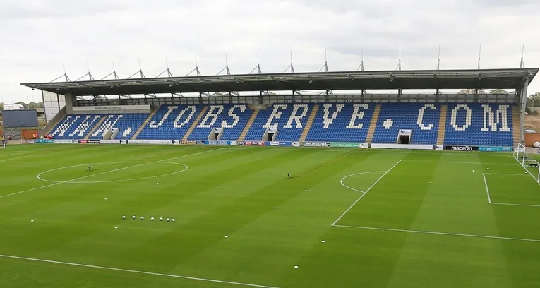 Cận cảnh mặt sân JobServe Community Stadium, sân nhà Colchester United FC