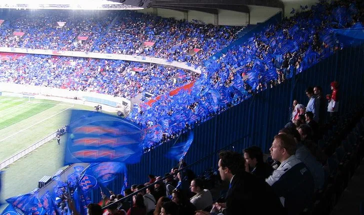 Cận cảnh một khán đài bên trong sân Parc des Princes với hàng ghế trống