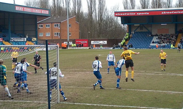 Cảnh Bury FC đánh bại đối thủ Rochdale 2-1, mô tả không khí trận đấu