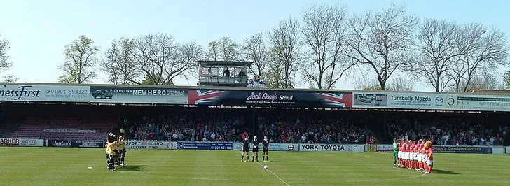 Cảnh cầu thủ chuẩn bị giao bóng trong một trận đấu tại sân Bootham Crescent