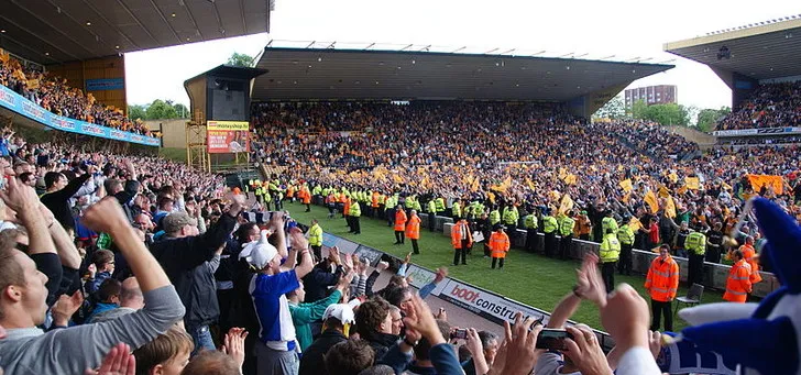 Cảnh người hâm mộ Wolverhampton Wanderers ăn mừng trụ hạng tại Molineux vào năm 2011, thể hiện tinh thần cuồng nhiệt của cổ động viên Wolves