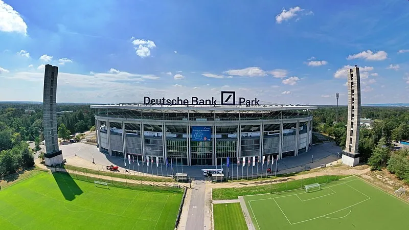 Cảnh quan bên ngoài của sân vận động Deutsche Bank Park, nơi tổ chức các sự kiện và dịch vụ cao cấp.