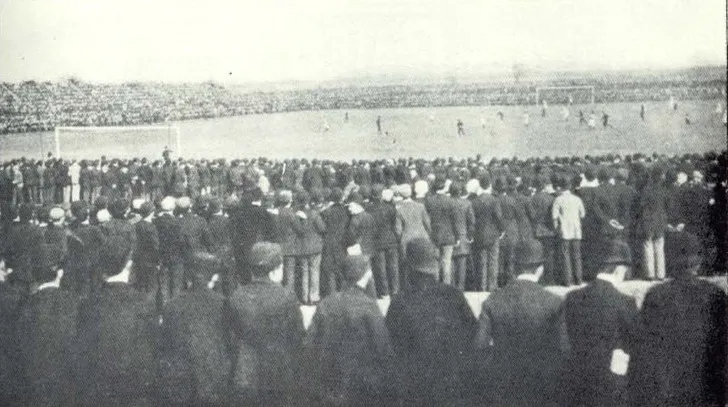 Cảnh trận đấu lịch sử giữa Everton và Wolves tại Goodison Park năm 1913, thể hiện không khí cổ điển