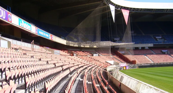 Chi tiết khu vực ghế ngồi tại sân Parc des Princes, thể hiện thiết kế hiện đại