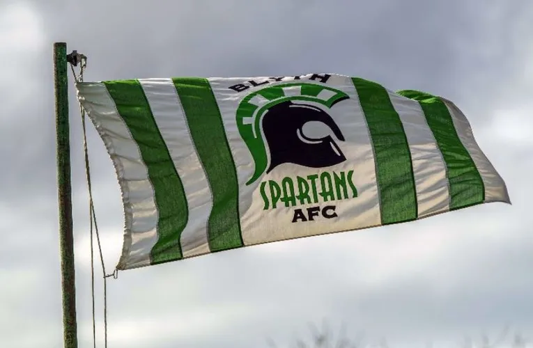 Cờ Blyth Spartans tung bay trên sân vận động Croft Park, biểu tượng tinh thần &quot;Những Chiến binh Xanh&quot;