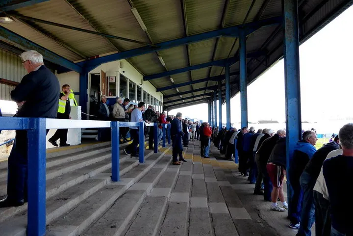 Cổ động viên Barrow AFC trên khán đài terrace Holker Street, thể hiện không khí trận đấu truyền thống