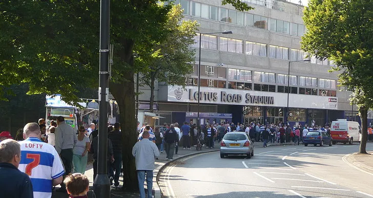 Con đường dẫn vào sân vận động Loftus Road, khung cảnh quen thuộc với người hâm mộ QPR.
