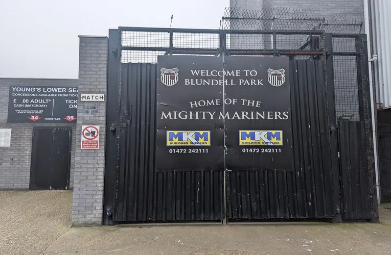 Cổng chính Blundell Park, hình ảnh mang tính biểu tượng của sân nhà Grimsby Town FC