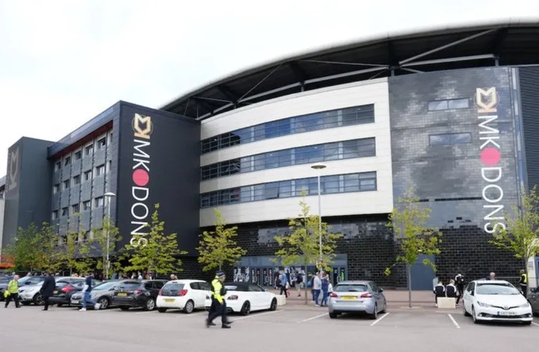 Cổng chính của Stadium MK, lối vào bề thế dẫn đến sân nhà của câu lạc bộ MK Dons, biểu tượng của bóng đá tại Milton Keynes.