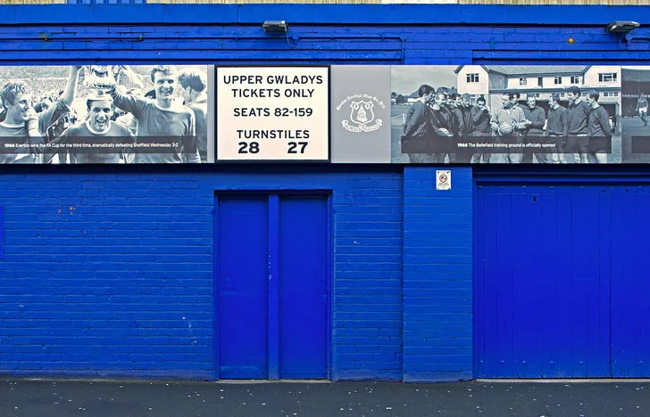 Cổng soát vé (turnstiles) khu vực khán đài Upper Gwladys Street tại Goodison Park