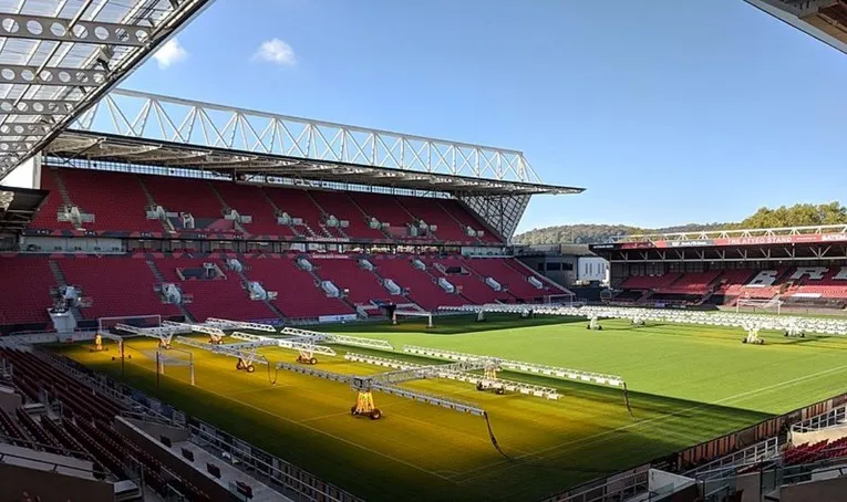 Công tác bảo dưỡng mặt sân chuyên nghiệp tại Ashton Gate