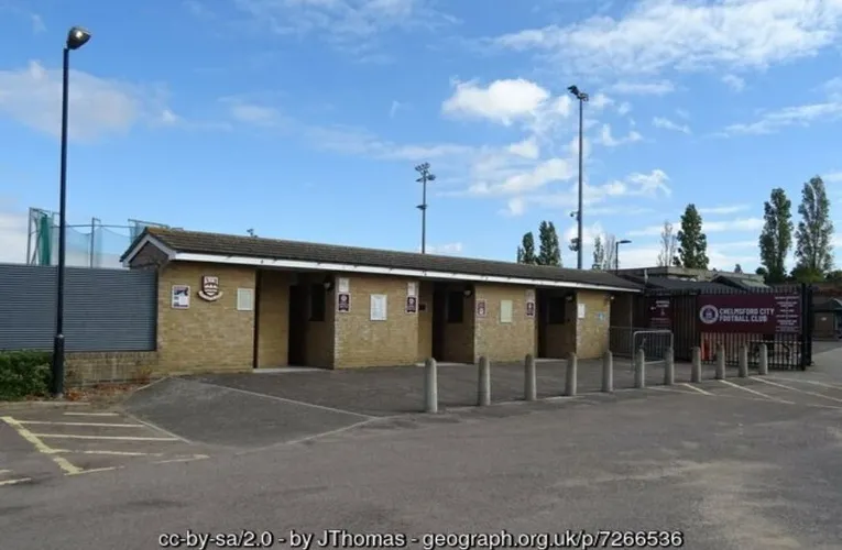 Cổng vào chính của Melbourne Community Stadium, chào đón người hâm mộ Chelmsford City