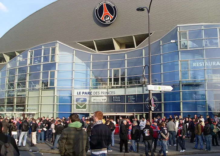Cổng vào chính của sân Parc des Princes, nơi người hâm mộ tập trung