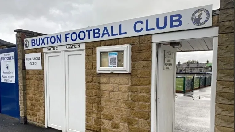 Cổng vào chính dẫn đến sân The Silverlands của CLB Buxton FC