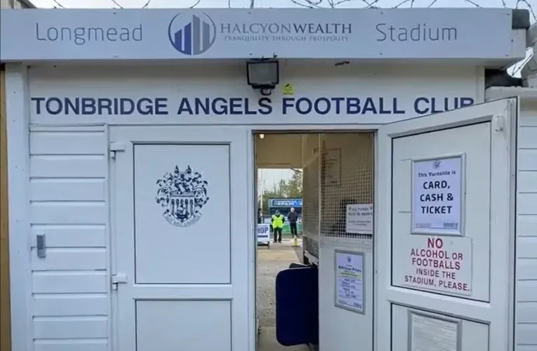 Cổng vào chính sân vận động Longmead, chào đón người hâm mộ đến xem Tonbridge Angels thi đấu.