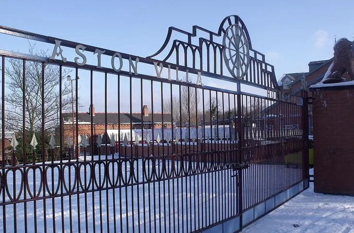 Cổng vào dẫn đến khán đài Holte End tại sân Villa Park