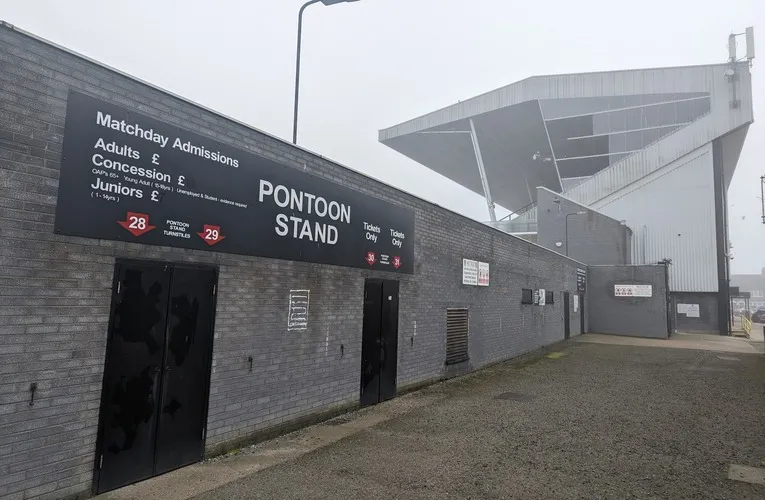 Cổng vào khán đài Pontoon Stand tại sân Blundell Park, thường dành cho các cổ động viên đội nhà Grimsby Town