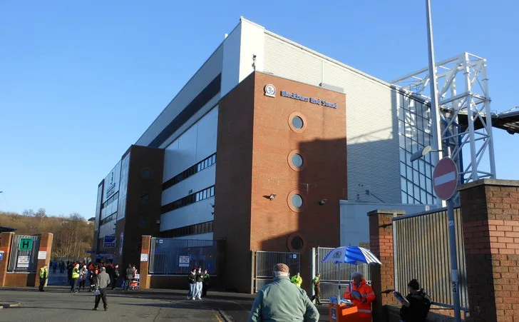 Cổng vào sân Ewood Park của Blackburn Rovers, kiến trúc cổ kính
