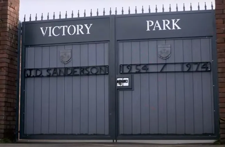Cổng vào sân vận động Victory Park Chorley FC, nơi đón tiếp cổ động viên mỗi mùa giải