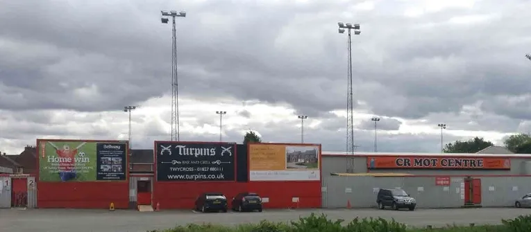 Cổng vào và cửa soát vé của sân vận động The Lamb Ground, Tamworth.