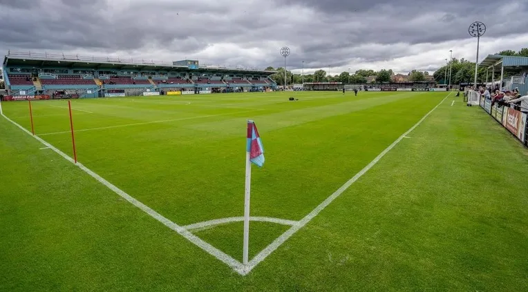Cột cờ góc sân Mariners Park South Shields, chi tiết kiến trúc sân bóng hạng dưới Anh