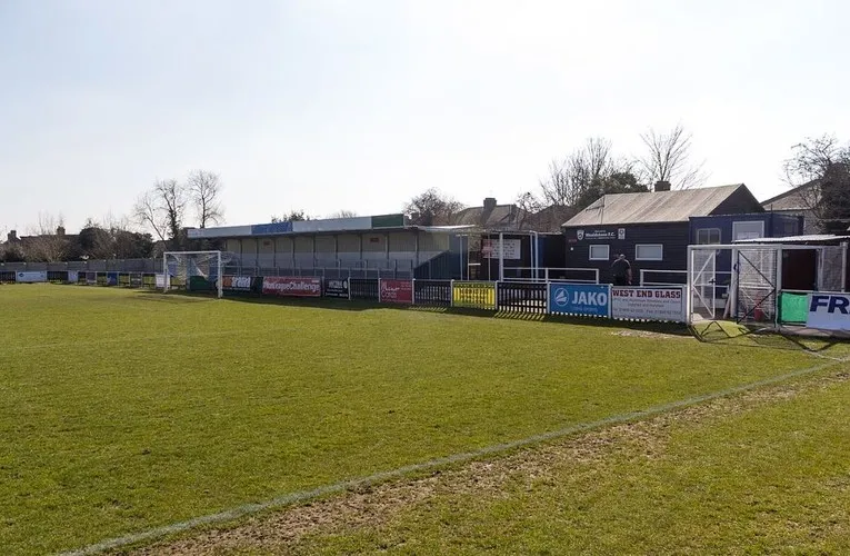 Cột cờ góc tại sân Grosvenor Vale, thể hiện các chi tiết kỹ thuật của sân bóng Wealdstone FC